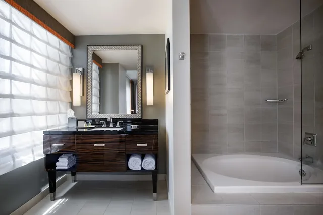 غرفة سوبيريور ركنية بسرير كينج، Colcord Hotel Oklahoma City, Curio Collection by Hilton 5/6