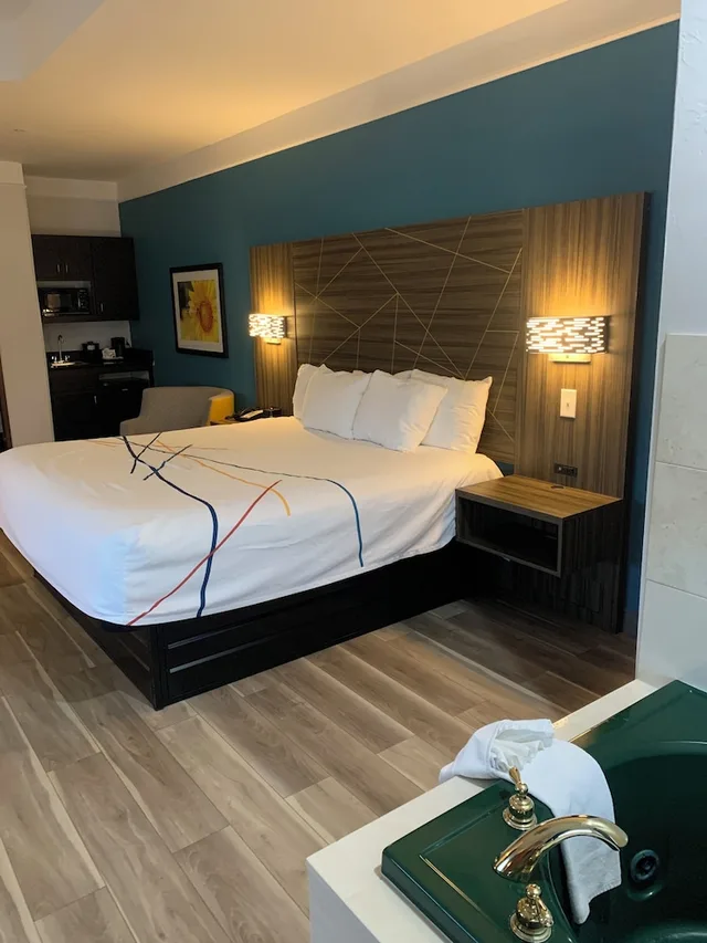جناح رئاسي بسرير كينج، La Quinta Inn & Suites by Wyndham OKC North - Quail Springs 1/6