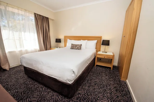 شقة بسرير كينج وسرير كوين بشرفة بغرفتي نوم بمطبخ، Best Western Plus Hovell Tree Inn 1/3
