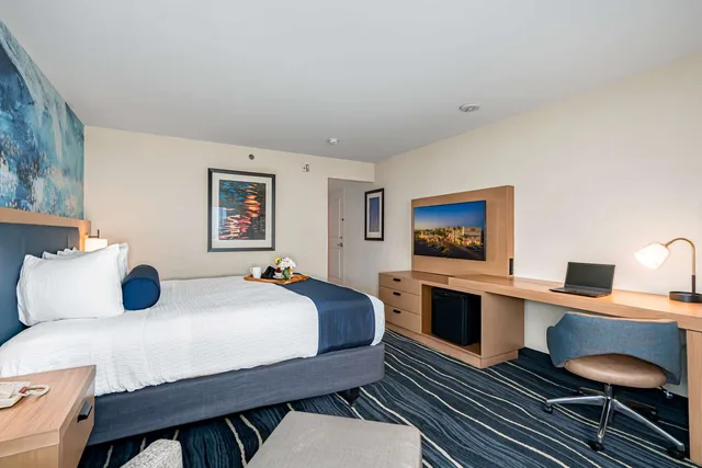 غرفة بسرير كينج بحوض استحمام لذوي الإعاقة، Best Western Plus Marina Gateway Hotel 2/6