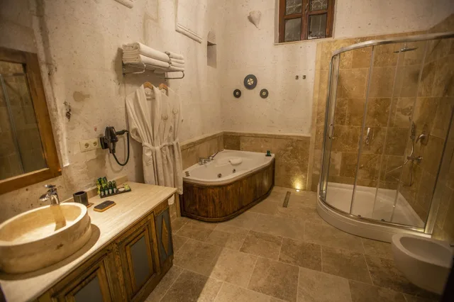 Cave, Deluxe, Suite, King Bed, Hot Tub، Nino Cave Suites 3/4