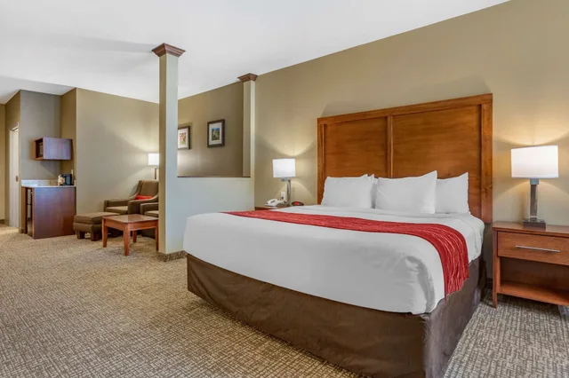 جناح بسرير كينج مع أريكة، COMFORT INN & SUITES NEAR MT. RUSHMORE 2/5