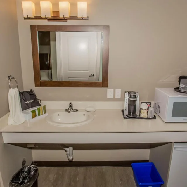 Deluxe, Suite, Queen Bed, The Souris Hotel 2/3