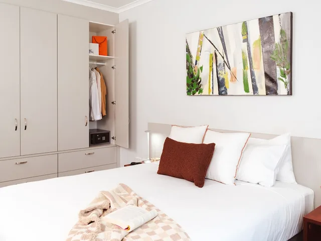 Courtyard, Studio, Apartment, Queen Bed، ABODE NARRABUNDAH 1/9