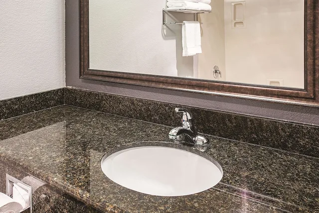 غرفة بسرير كينج بإطلالة على المسبح، La Quinta Inn & Suites by Wyndham Davis 2/3
