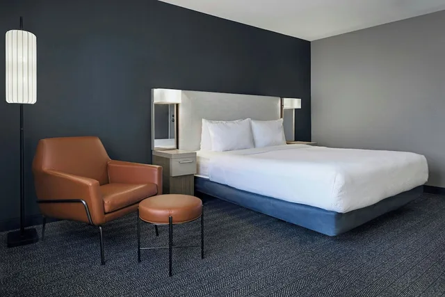 استوديو بسرير كينج مع أريكة لذوي الإعاقة، COURTYARD BY MARRIOTT SACRAMENTO MIDTOWN 3/5