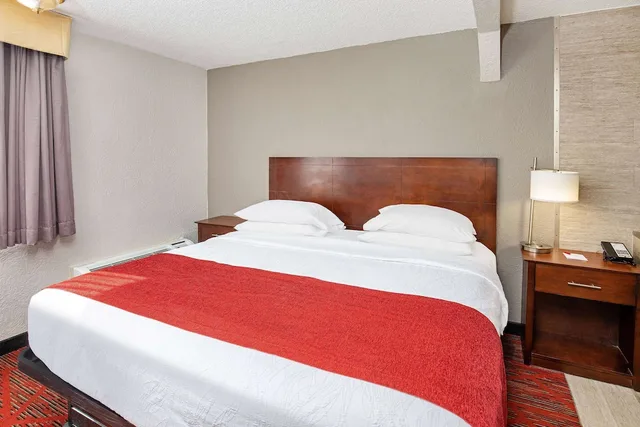 غرفة بسرير كينج لذوي الإعاقة، Ramada By Wyndham Bowling Green 1/7