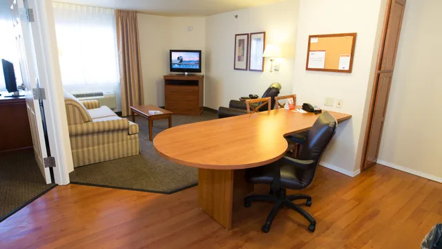 جناح بسرير كينج بغرفة نوم واحدة للمدخنين، Candlewood Suites Joplin 2/3