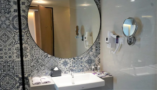 غرفة ديلوكس بسرير كينج وسرير كوين، Mercure Samarinda 6/6