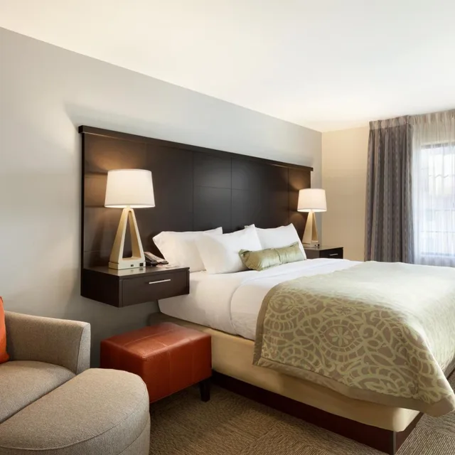 جناح بغرفتي نوم لذوي الإعاقة، Staybridge Suites MIDLAND 2/5