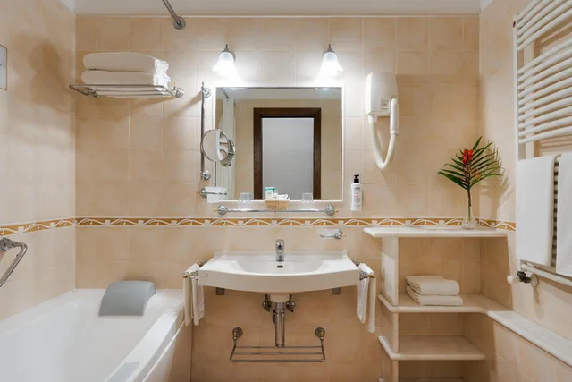 غرفة سوبيريور بسرير مزدوج بإطلالة جزئية على البحر، Hotel Villa Schuler 6/6