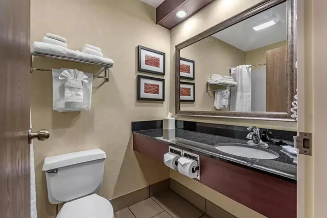 جناح بسرير كينج، Comfort Inn Augusta Me 7/8