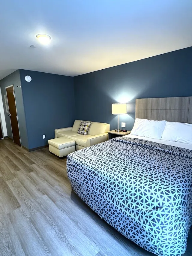 جناح بسرير كوين مع أريكة، WoodSpring Suites Knoxville West 7/10