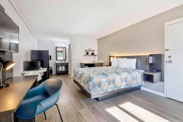 1 Queen Bed - Mobil Access Tub Nsmk Kitchen، Studio6 Effingham, IL 6/10