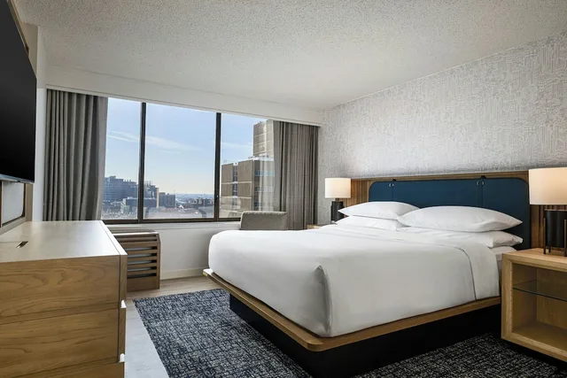 Suite, King Bed, Sofa, Corner, Sheraton Philadelphia University City 2/5