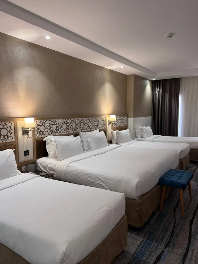 غرفة عائلية بسرير كينج وثلاثة أسرّة بغرفة نوم واحدة، فندق وأجنحة تايم ربا(TIME Ruba Hotel & Suites) 1/4