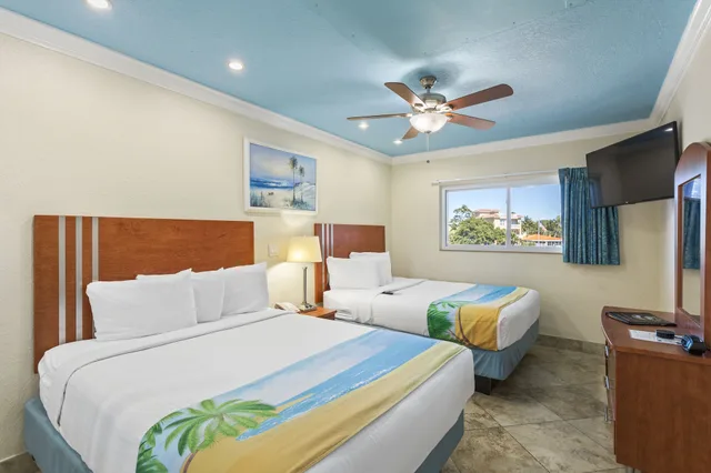 جناح ديلوكس بسريرين كوين بغرفة نوم واحدة مع أريكة، Bay Palms Waterfront Resort - Hotel and Marina 1/2