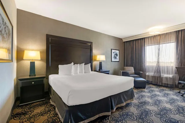 غرفة بسرير كينج بحوض استحمام لذوي الإعاقة، Best Western Plus Midwest Inn 1/5