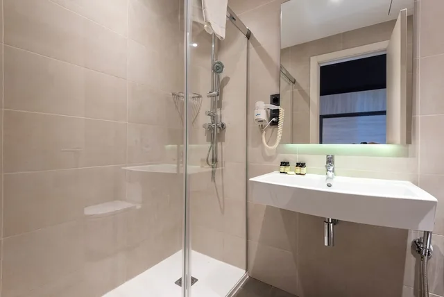 غرفة رباعية بسرير كوين وسريرين منفصلين بشرفة، Hostal Plaza Goya Bcn 5/5