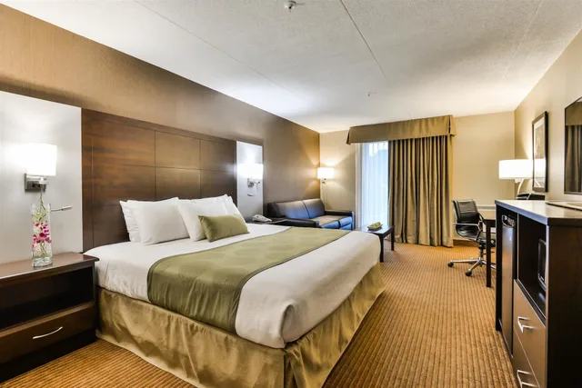 غرفة قياسية بسرير كينج مع أريكة لذوي الإعاقة، Best Western Plus Leamington Hotel and Conference Centre 1/6