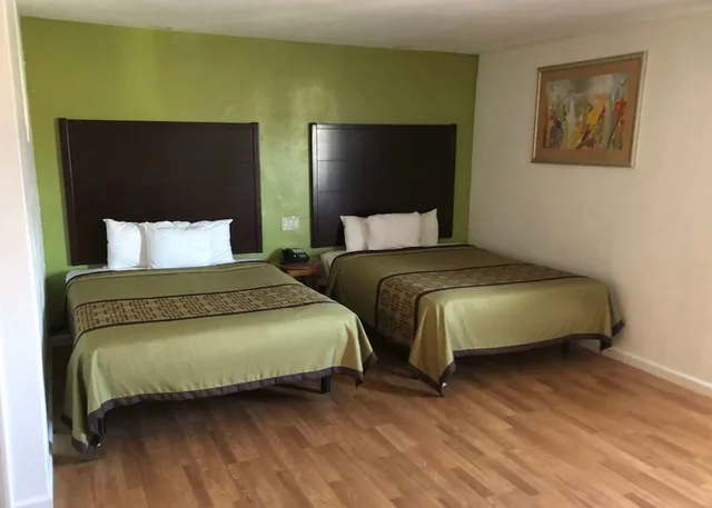 غرفة بسريرين كوين، Americas Best Value Inn Visalia 1/3