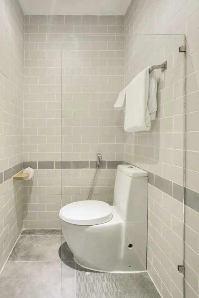 Room, Queen Bed, No Window, Fusion Suites Saigon 3/5
