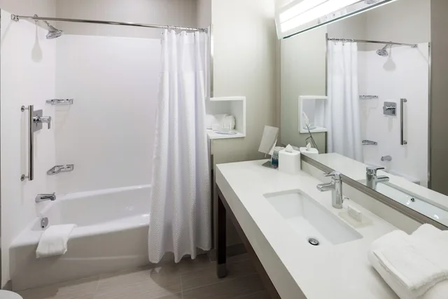 غرفة بسرير كينج مع أريكة، Courtyard by Marriott Houston North/Shenandoah 1/3