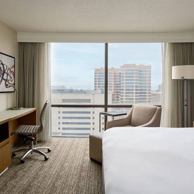 Guest Room, King Bed, Concierge Level، Houston Marriott Medical Center/Museum District 1/2
