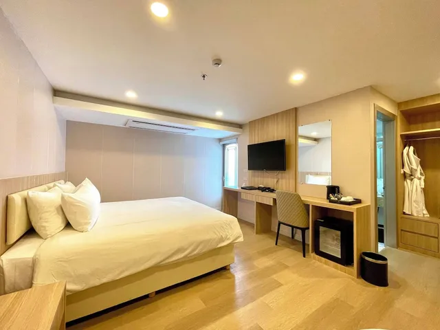 Superior, King Bed, Partial Sea View, Golden Jomtien Beach Hotel 1/5
