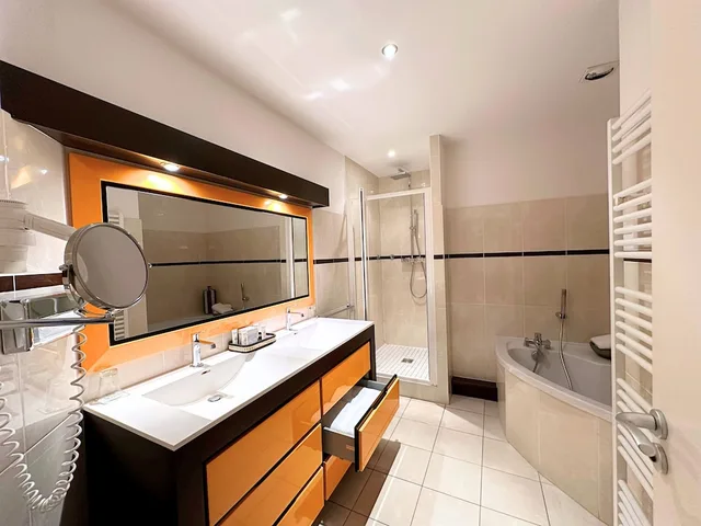 Prestige, Junior Suite, Twin Beds, Garden and Sofa View، Le Richebourg Hotel Restaurant Spa 7/7