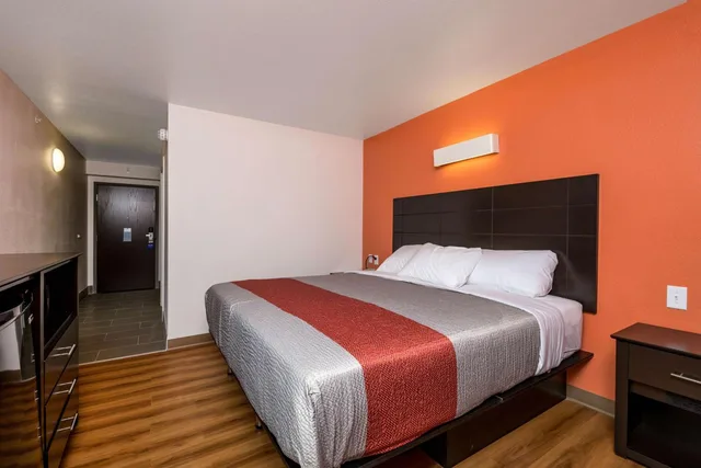 غرفة بسرير كينج، Motel6 Peoria, IL 1/10
