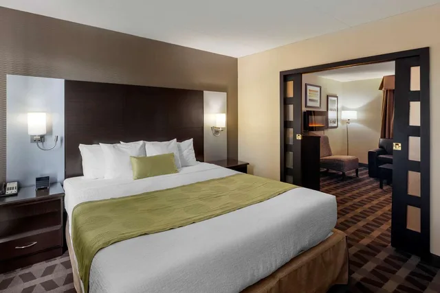 جناح عائلي بسرير كينج وسريرين كوين مع أريكة، Best Western Plus Leamington Hotel and Conference Centre 9/10