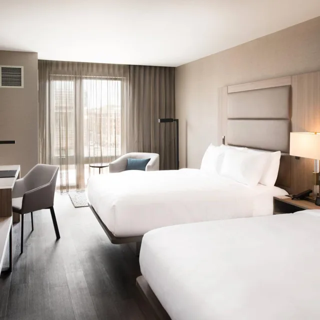 غرفة بسريرين كوين بحوض استحمام لذوي الإعاقة، AC Hotel by Marriott Boston Cleveland Circle 1/3
