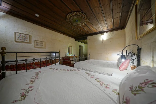 غرفة كومفورت ثلاثية بسرير كينج وسرير فردي مع أريكة، Selcuklu Evi Cave Hotel - Special Class 4/8