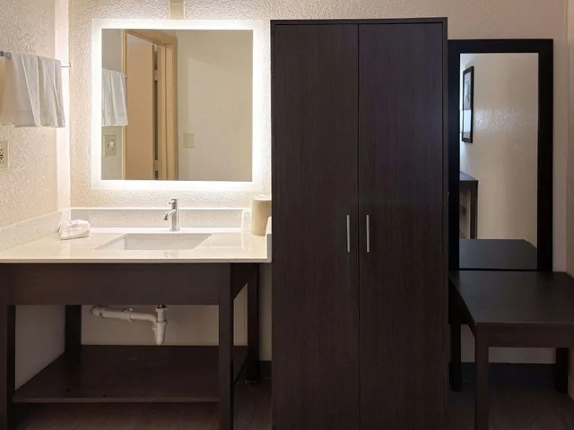 جناح بسرير كينج لغير المدخنين مع أريكة سرير، Motel6 Charlotte, NC-Northlake 10/10