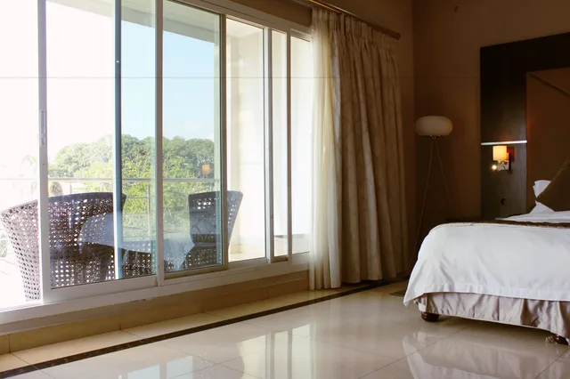 غرفة تنفيذية بسرير كوين مع أريكة، Residential Primavera 2/3