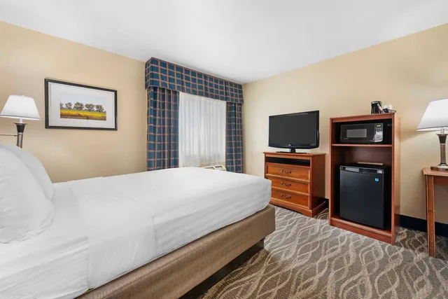 غرفة بسرير كوين بحوض استحمام لذوي الإعاقة، Best Western Canon City 2/5