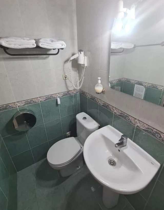 غرفة بسرير مزدوج بحمام خاص، Hostal Miami 1/3