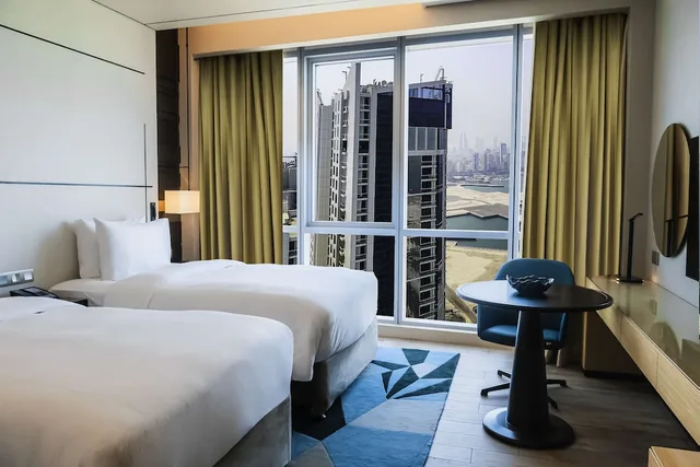 شقة بسرير كينج بإطلالة على البحر بشرفة بغرفتي نوم، Hilton Bahrain 3/4