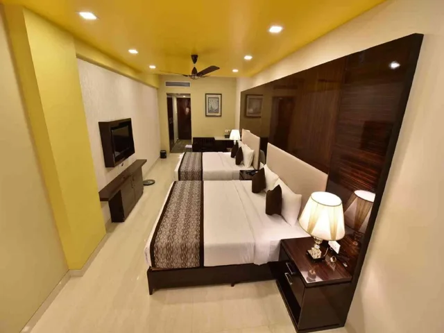 Friends and Family, 2 King Beds، Hotel Calangute Central 3/5