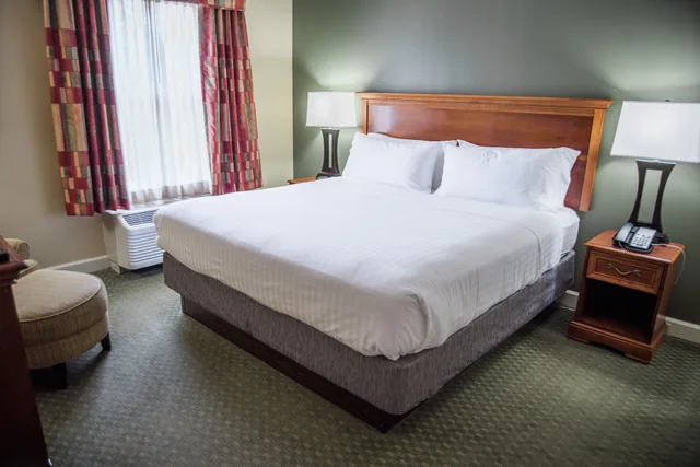 غرفة قياسية بسرير كينج، Holiday Inn Express Hotel Suites Conover Hickory Area 2/3