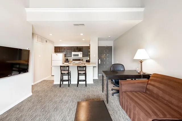 غرفة بسرير كينج وسرير كوين مع أريكة، Craigshire Suites - Arlington 1/2