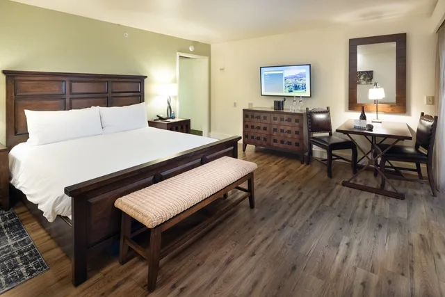 غرفة سوبيريور بسرير كينج لذوي الإعاقة، Quail Lodge Resort Golf Club 2/5