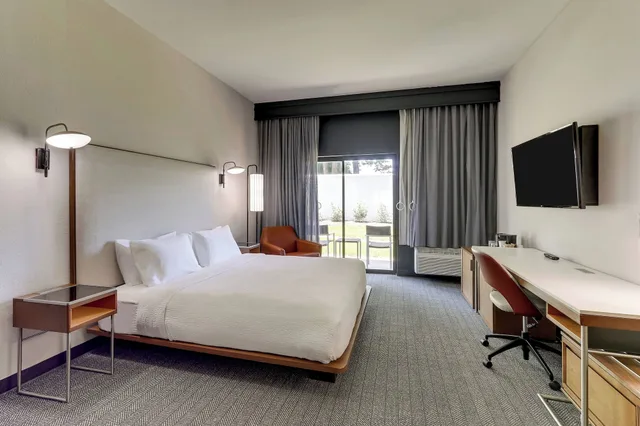 غرفة بسرير كينج لذوي الإعاقة، Courtyard Lexington South/Hamburg Place 1/3