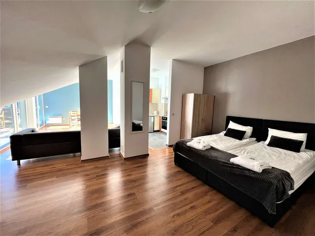 استوديو بسريرين منفصلين بشرفة مع أريكة بمطبخ صغير، Local Stay Hotel, BW Signature Collection 1/4