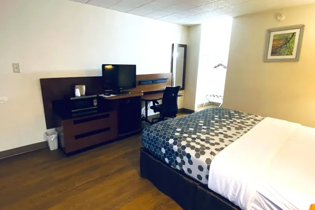 جناح بسرير كينج بحوض جاكوزي، Travelodge by Wyndham Shamokin Dam/Selinsgrove 1/4