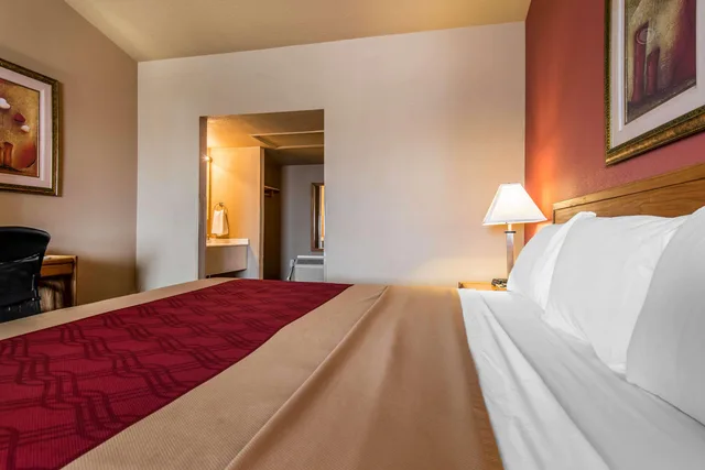 غرفة بسرير كينج، Rodeway Inn Brush, CO 1/2