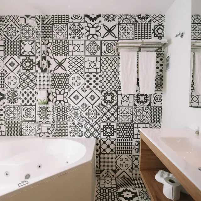 جناح جونيور بجاكوزي، Utopia Hotel 5/7