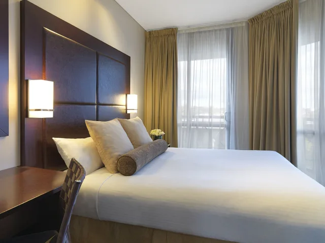 شقة بسرير كينج وسرير كوين بشرفة بغرفتي نوم مع أريكة، Amora Herencia Riverwalk Melbourne 4/6