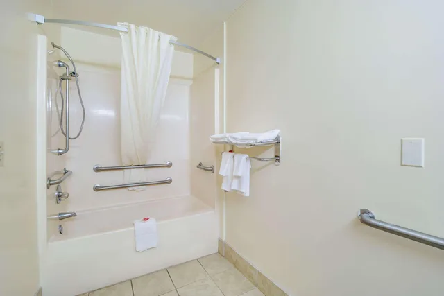 غرفة بسرير كوين، Econo Lodge Santee SC 3/3